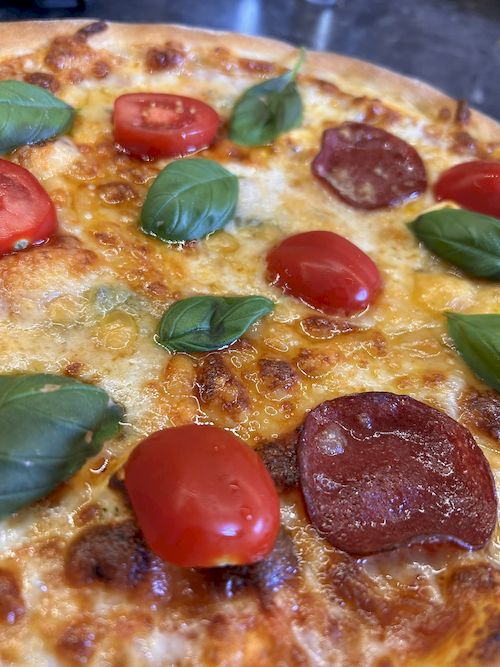 Frisch gebackene Salami-Pizza